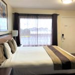 Side View Picture of King Guest Room at blue coast inn and suites hotels in brookings oregon